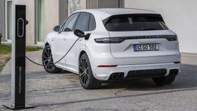 Porsche plugt es an