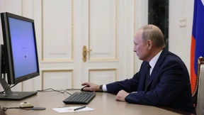 Russische Politiker fordern Putins Rücktritt