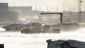 Passagierflugzeug landet kopfüber in Toronto