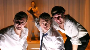 Der Witz des Elends: „Der Freund krank“ im Frankfurter Schauspiel