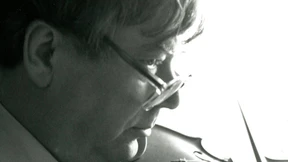 Pizzabäcker im Trenchcoat und mit Mopp-Frisur