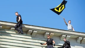 Rechte Aktivisten besetzen Brandenburger Tor