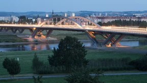 Zwei Jugendliche klettern auf Bogen der Waldschlößchenbrücke
