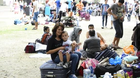 Hunderte Flüchtlinge warten bei Rekordhitze auf Hilfe