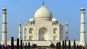 Brennender Kuhmist vergilbt das Taj Mahal