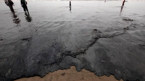 Ölteppich bedroht Strände von Bombay