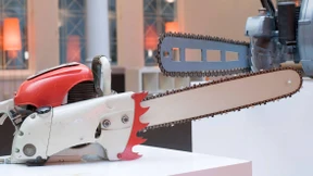 Vermieter fordert Mietschulden mit Kettensäge ein