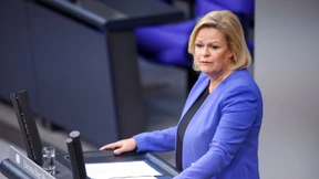 Faeser will bis auf weiteres an Grenzkontrollen festhalten