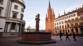 Hochjubeln und fallenlassen 