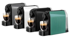 Der Außenborder schlürft Kaffee in der Airbag-Weste