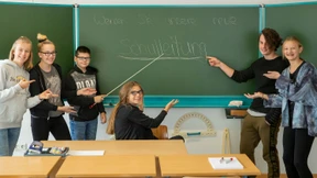 Schule sucht neuen Direktor  per Video