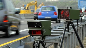 Geblitzter Raser im Mietauto unterwegs – Zwei Verletzte bei Brand