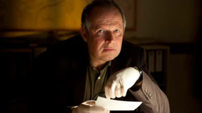 Er kommt durch die Wand