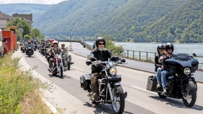Treffen der Biker am Rhein