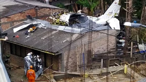 Flugzeug stürzt in Wohngebiet