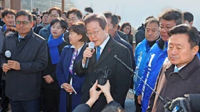 Mann sticht mit Messer auf Oppositionsführer ein