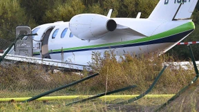 Privatjet schießt über Landebahn hinaus