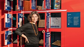 Comics, Felsbilder und der Kopf eines unbekannten Toten