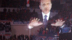 Ein Mann geht  seinen Weg