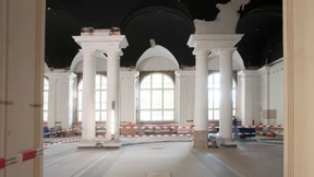 Messel unter dem Teppich und hinter der Decke