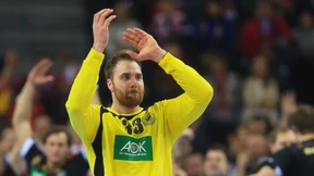 Gemeinsam den Fußball an die Wand gespielt