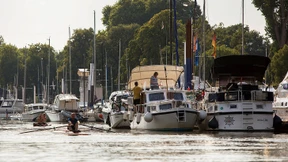 Rhein bei Wiesbaden durch Öl verunreinigt