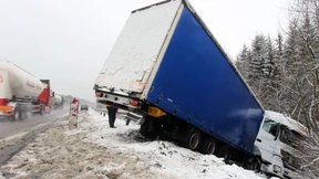 Sattelzug mit Käse kippt auf Autobahn 7 um