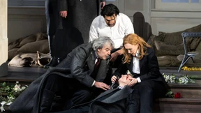 Es kann ja auch mal die Frau dem Mann eine Rose schenken