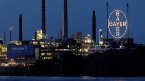 Anleger feiern Beteiligungsverkauf von Bayer und Lanxess