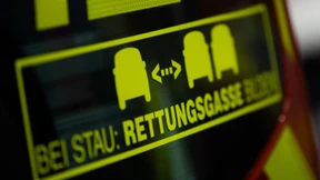 Mann verursacht Unfall in Rettungsgasse und schlägt Sanitäterin