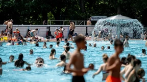 Im Freibad gelten die Macho-Regeln
