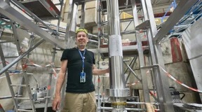 Auch Antimaterie fällt nach unten