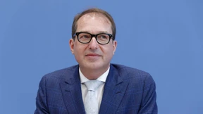 Schrill sind nur noch seine Sakkos