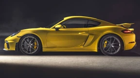 Sechsy Boxer steht mit E-Tretroller auf der langen Leitung