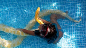 Achtjährige schwimmt mit Riesen-Python