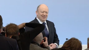 Deutsche-Bank-Chef verteidigt Milliardenboni