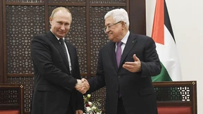 Putin bückt sich nach Kopfbedeckung