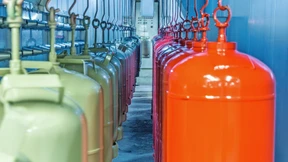 Am Grill stehen lauter Flaschen