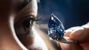 Wie erkennt man, ob ein Diamant künstlich ist?