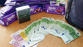 30 Tafeln Schokolade und 7700 Euro im Zug liegengelassen