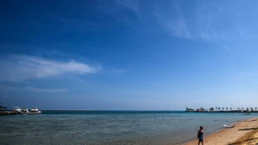 Passagier nimmt Flugbegleiter in den Schwitzkasten