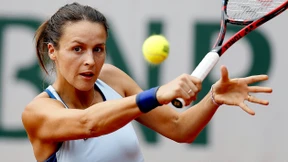 Maria stinksauer nach Theater auf Tennisplatz