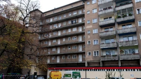 Mutter wirft Neugeborenes aus dem Fenster 