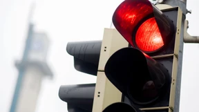 Fahrer unter Drogen erklärt: Ampel war blau statt rot