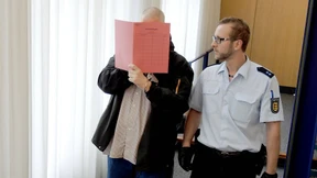 Vater tötet Sohn mit Hilfe eines Holzkohlegrills