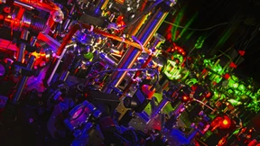 Ein Laserstrahl mit Zangenfingern