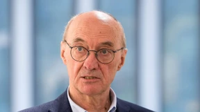 In welcher Gesellschaft lebt Herr Nerdinger?