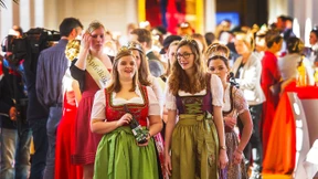 Mit Krone und Schärpe