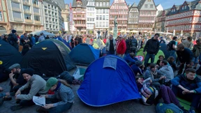 Zelten im Schatten der Paulskirche