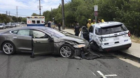 Tesla prallt mit „Autopilot“ in Polizeiwagen